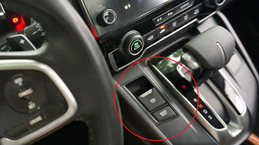 Nút điều khiển phanh tay điện trên ô tô có ký hiệu chữ P