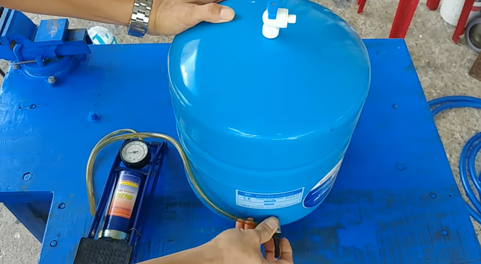 Cách bơm hơi vào bình áp máy lọc nước đơn giản