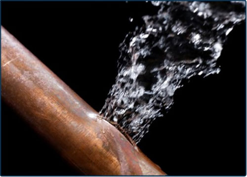 Hở đường ống là một trong những nguyên nhân máy bơm bị tụt nước mồi