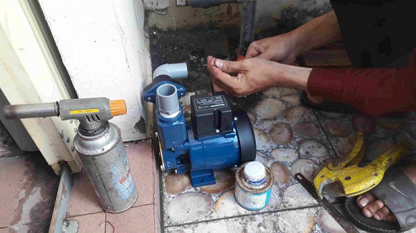 Việc sửa chữa máy bơm nước lúc mạnh lúc yếu cần tiến hành từng bước